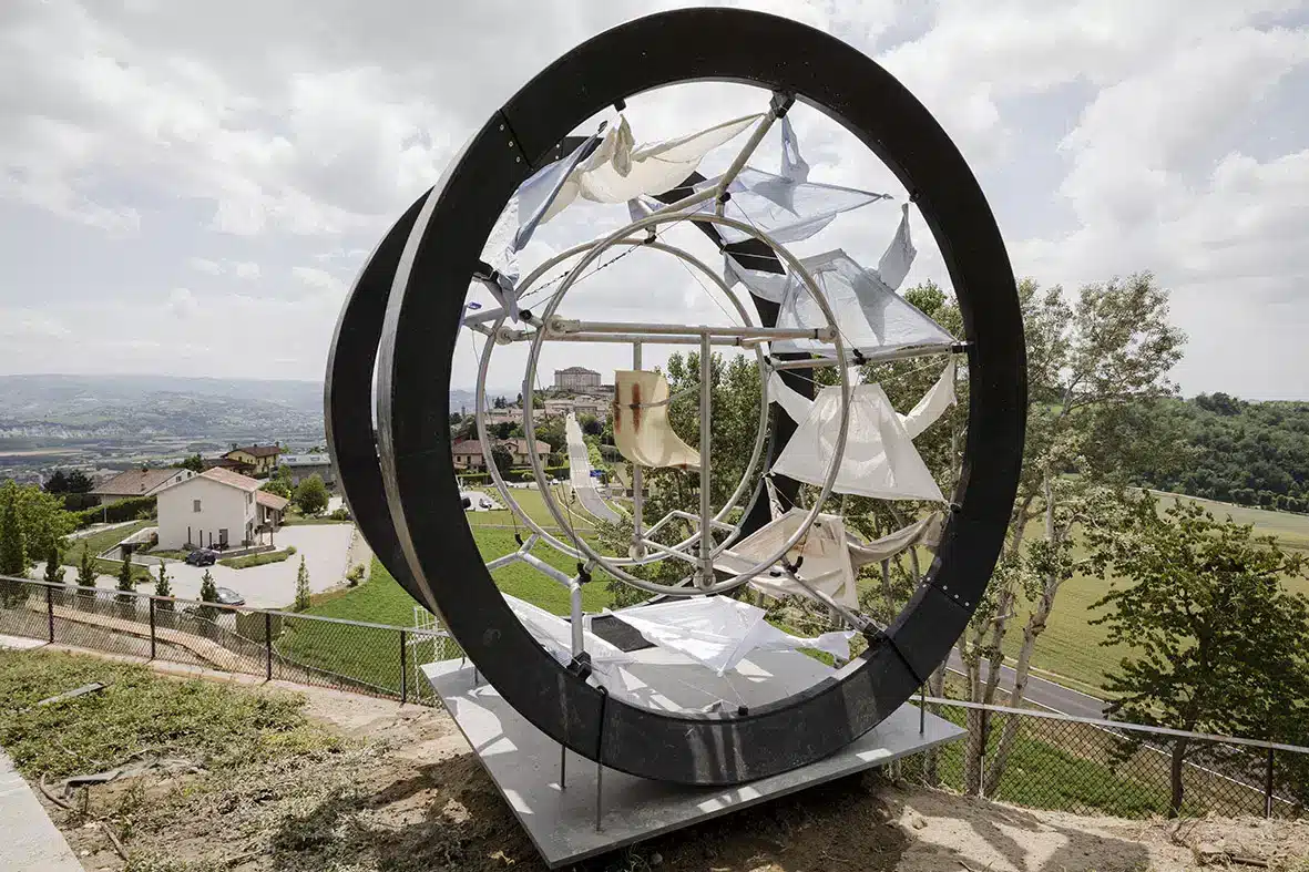 AU PLUS PRÈS – Leçons et itinéraires pour l'art contemporain